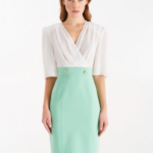 Vestido combinado con blusa de gasa en blanco y falda tubo en color aloe con detalle botones en cintura de Rinascimento