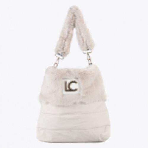 Bolso acolchado en color crudo con terminación y asa en pelo sintético al tono, de Lola Casademunt