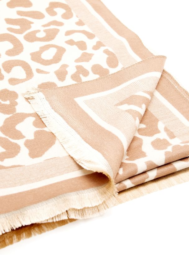 Pañuelo grande de lana con estampado animal print en color beige y crudo, de Rinascimento