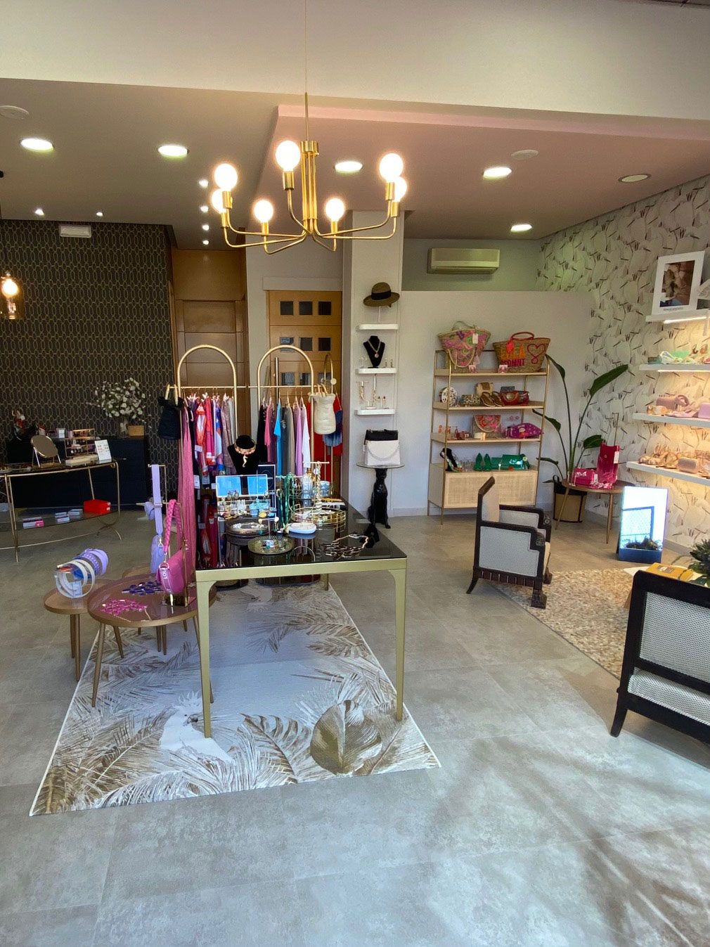 Tienda con expositor de accesorios de moda