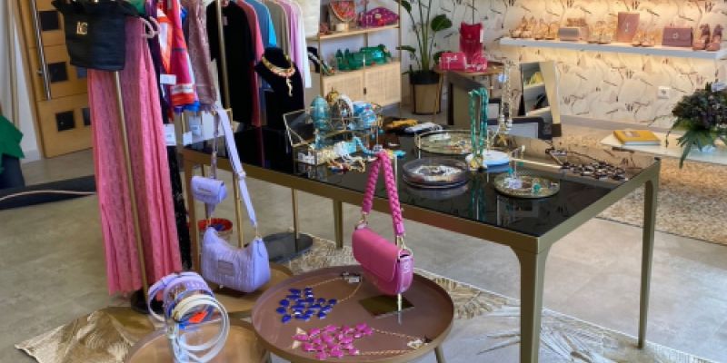 Expositor con accesorios de moda