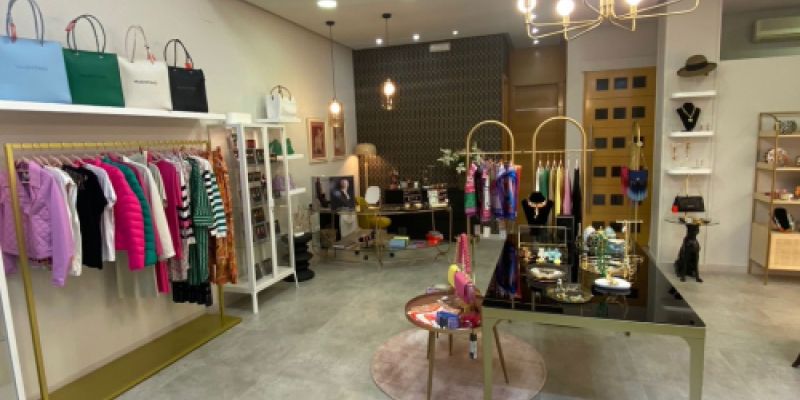 Tienda con zona de moda y complementos
