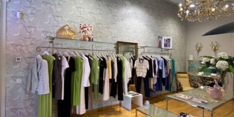 Interior de tienda con exposición de ropa