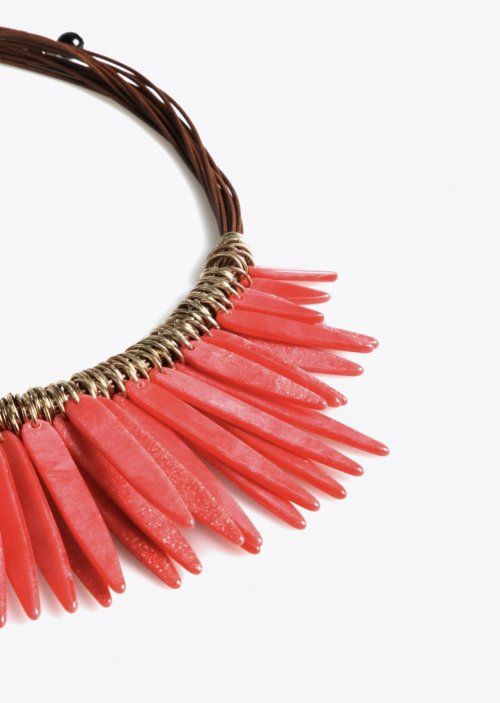 COLLAR PIEZAS CORAL Y CUERDA MARRÓN DE LOLA CASADEMUNT