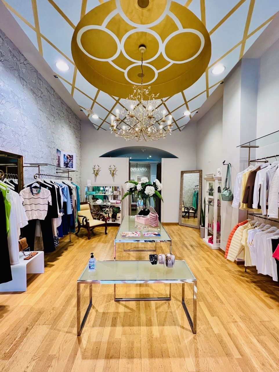 tienda con hileras de ropa