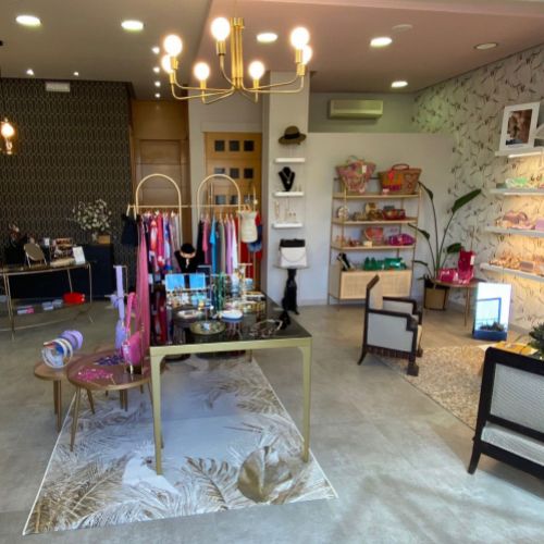 Tienda con expositor de accesorios de moda