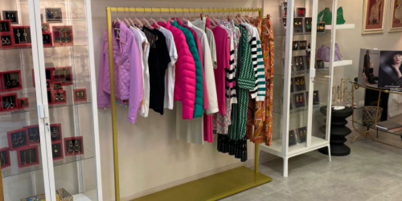 Colgador de ropa con accesorios a juego