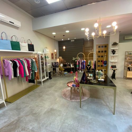 Tienda con zona de moda y complementos