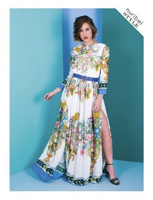 VESTIDO LARGO ESTAMPADO FLORAL CON FONDO BLANCO Y CINTURÓN AZUL DE NURIBEL