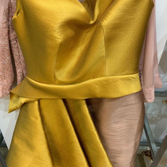 VESTIDO DE SEDA SALVAJE COMBINADO EN ROSA ANTIGUO Y AMARILLO ORO