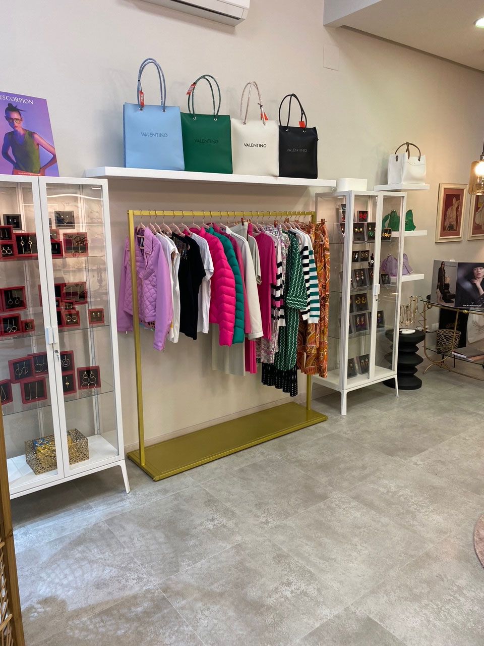 Colgador de ropa con accesorios a juego