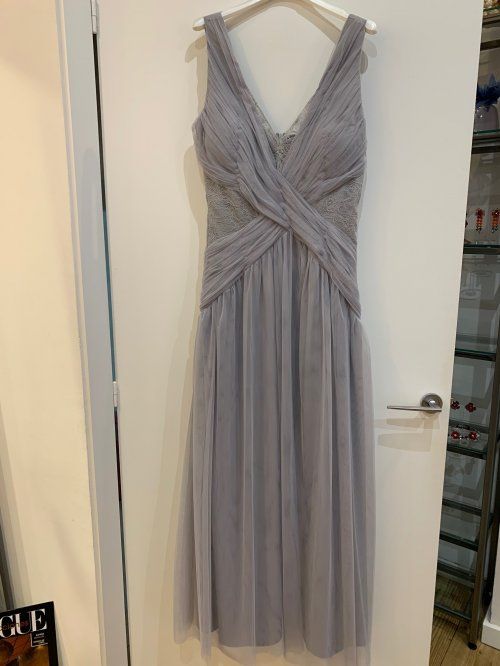 VESTIDO DE TUL CON CHANTILLY ENTALLADO COLOR GRIS CLARO DE LITTLE MISTRESS