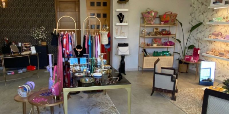 Tienda con expositor de accesorios de moda