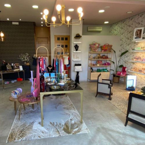 Tienda con expositor de accesorios de moda