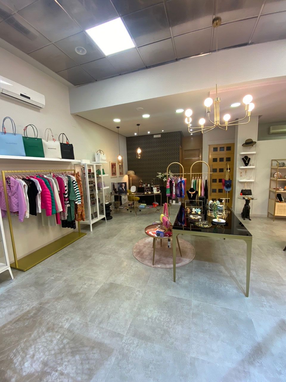 Tienda con zona de moda y complementos
