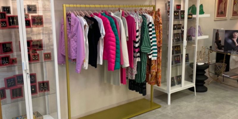 Colgador de ropa con accesorios a juego