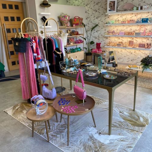 Expositor con accesorios de moda