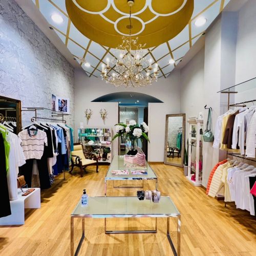 tienda con hileras de ropa
