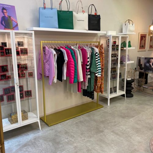 Colgador de ropa con accesorios a juego