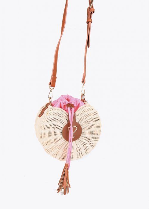 BOLSO BANDOLERA REDONDO DE RAFIA BEIGE CON DETALLES CUERO E INTERIOR FRESA DE LOLA CASADEMUNT
