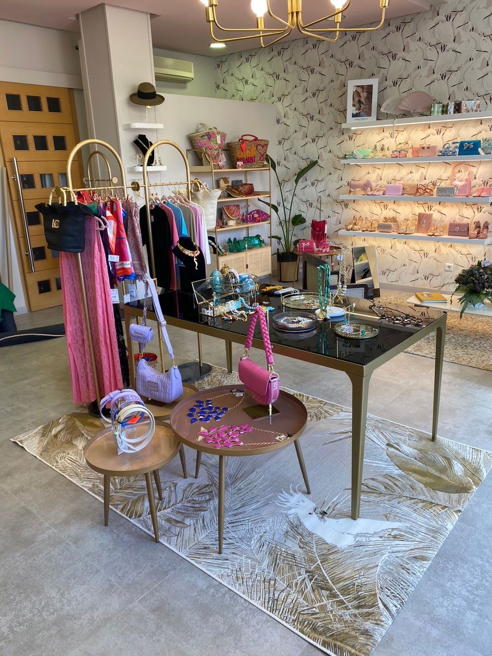 Expositor con accesorios de moda