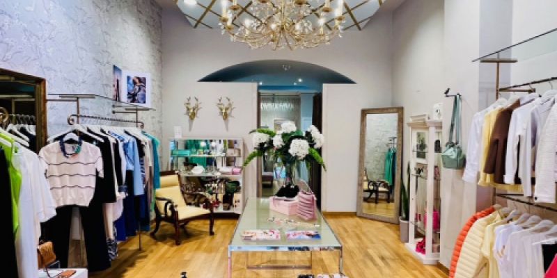 tienda con hileras de ropa